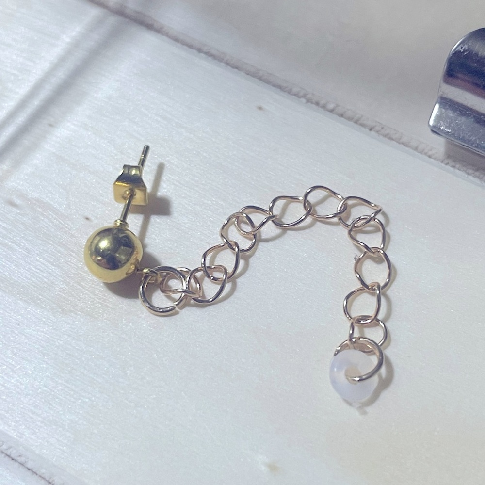 Medium ball gold post earring earbud holder